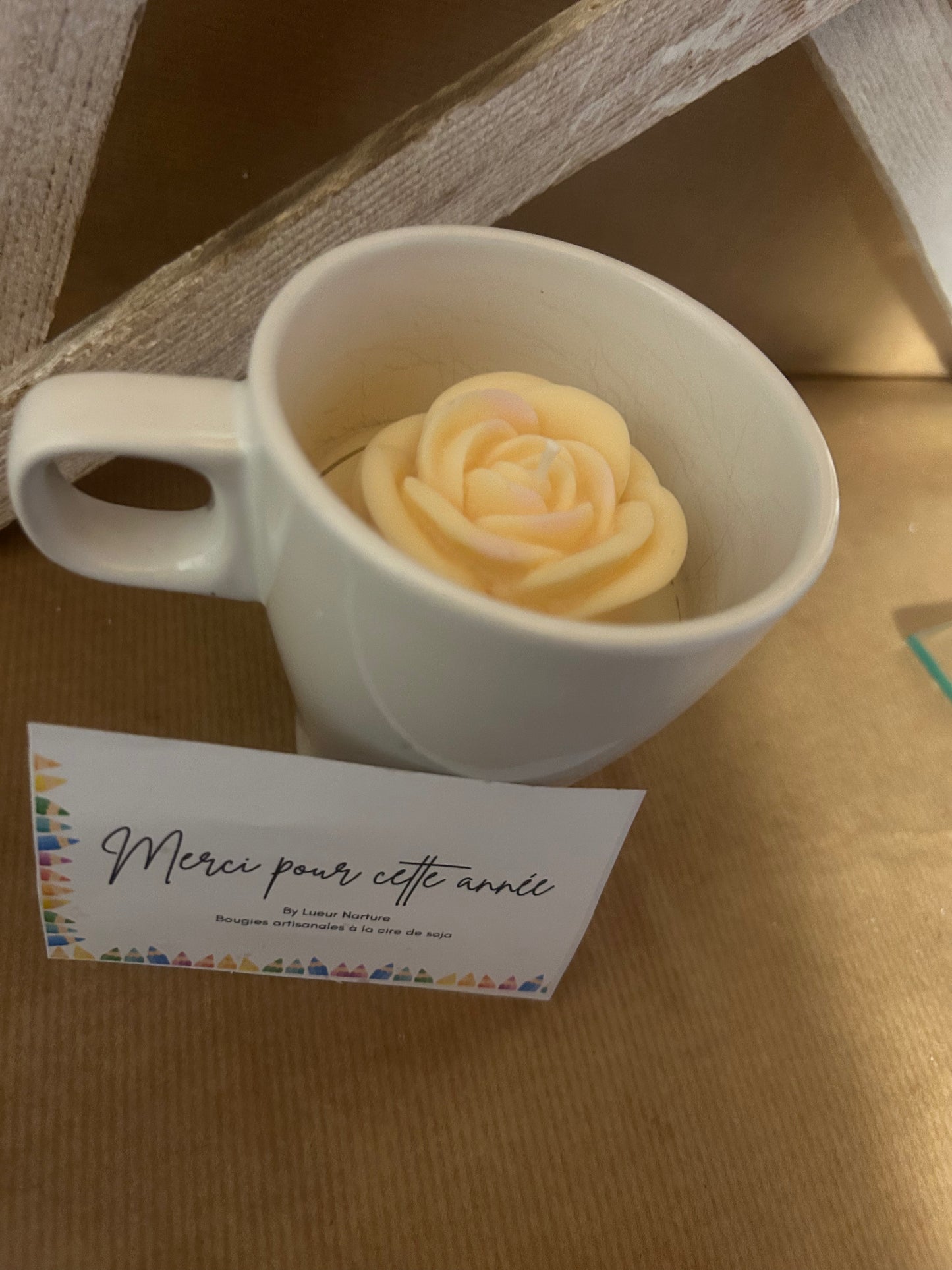 Bougie tasse avec cœur de rose