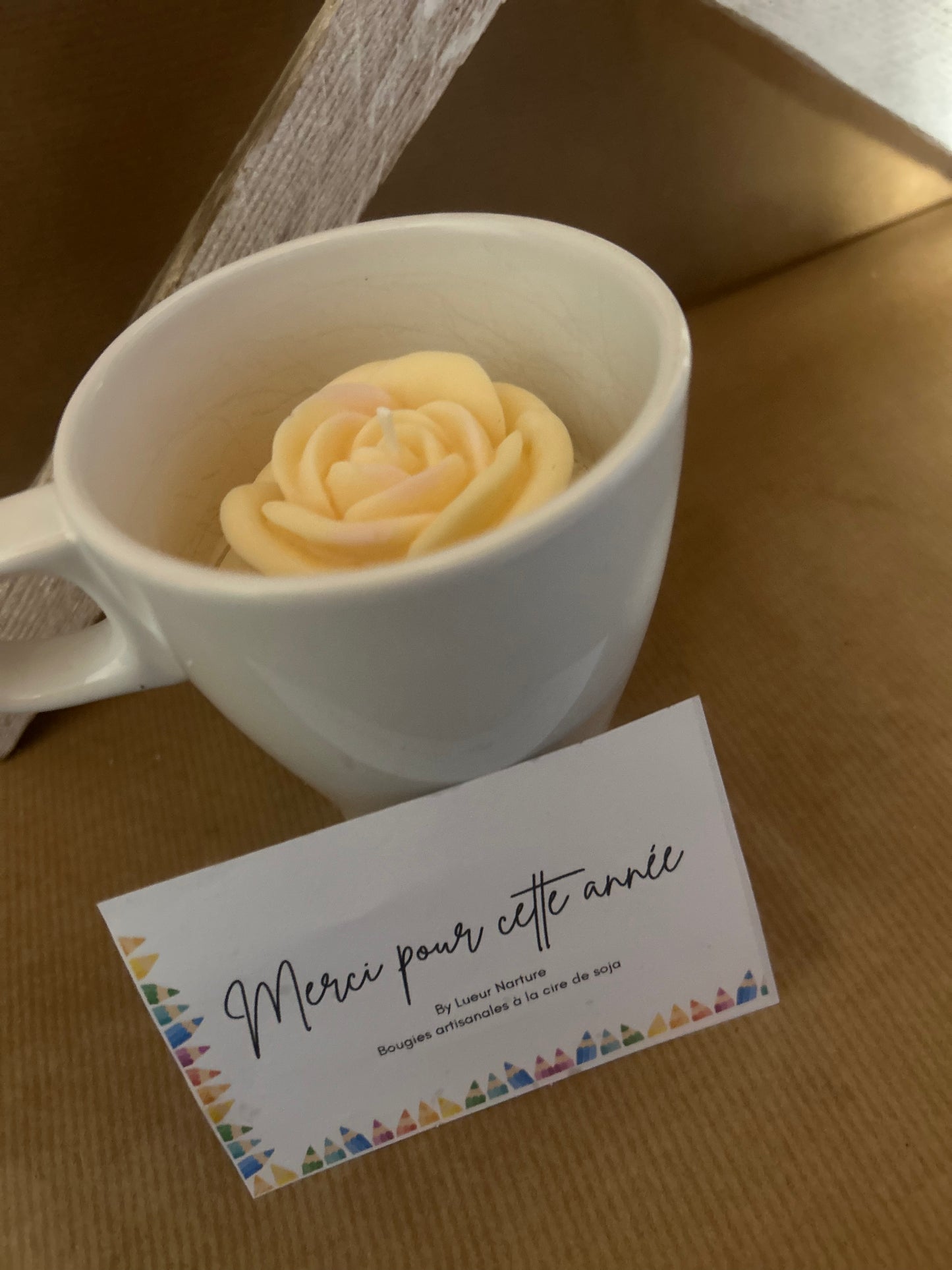 Bougie tasse avec cœur de rose